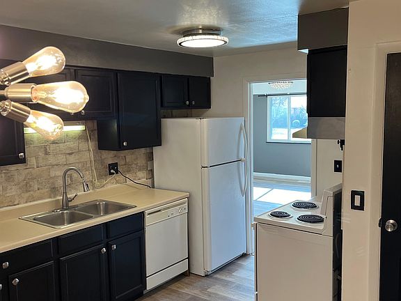 2nd image of 2881-2883 Benchwood Dr