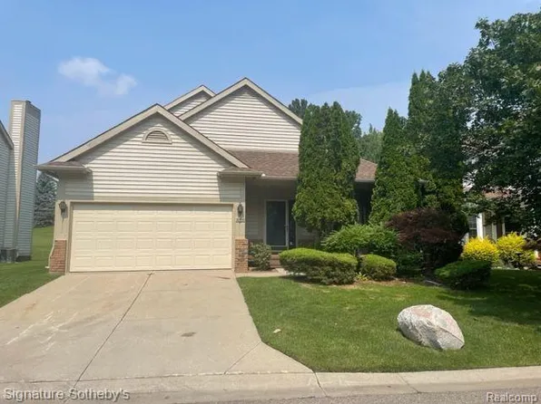 41666 Sleepy Hollow Dr, Novi, MI 48377