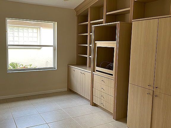 5th image of 6893 Castlemaine Ave