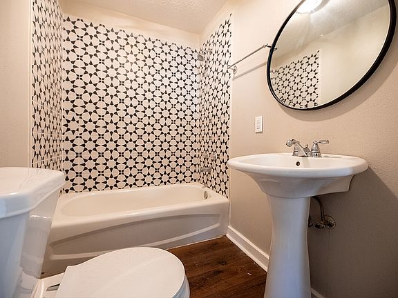 3106-WARREN-AVENUE-bathroom_01142025