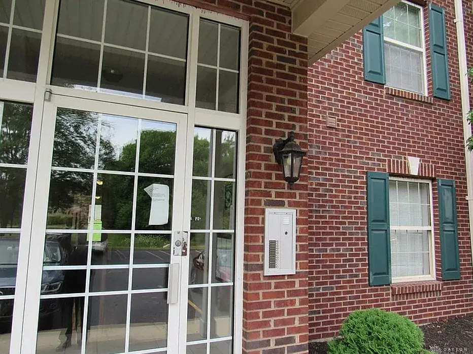 2 bed, 1054 sqft, $1,600 — Photo 2