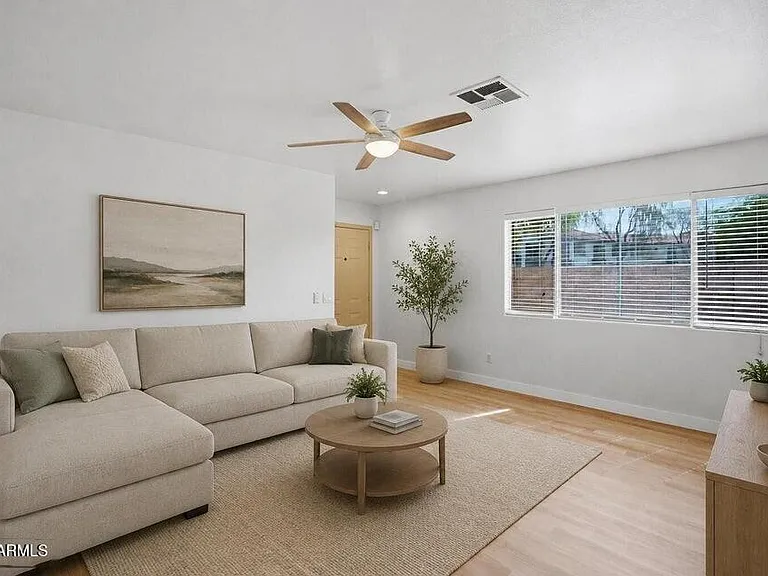 2901 W Irma Ln — Photo 2