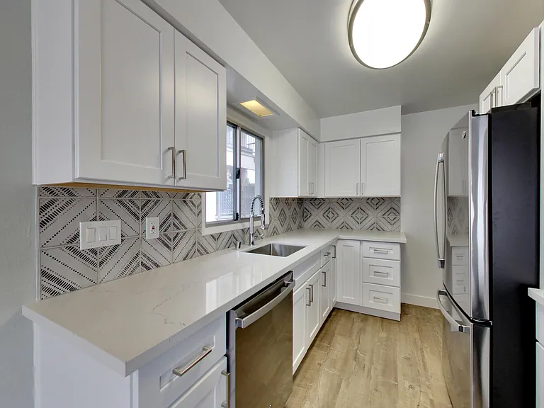 311 Lester — Photo 8