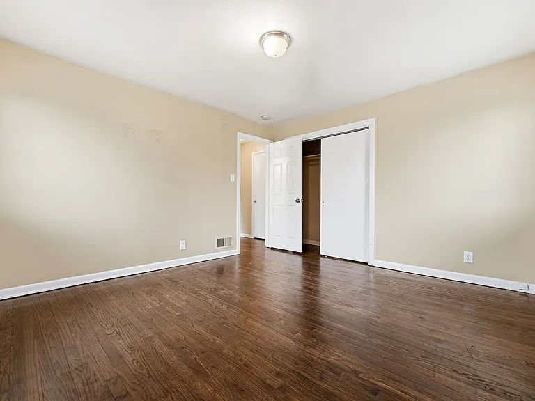 1717 Clinton St — Photo 7