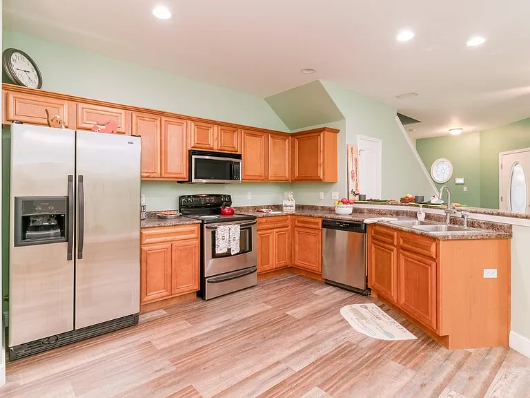 827 Fairview Dr #3 — Photo 4