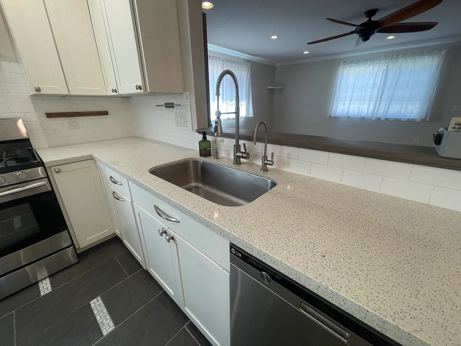 4 bed, 1864 sqft, $4,950 — Photo 4