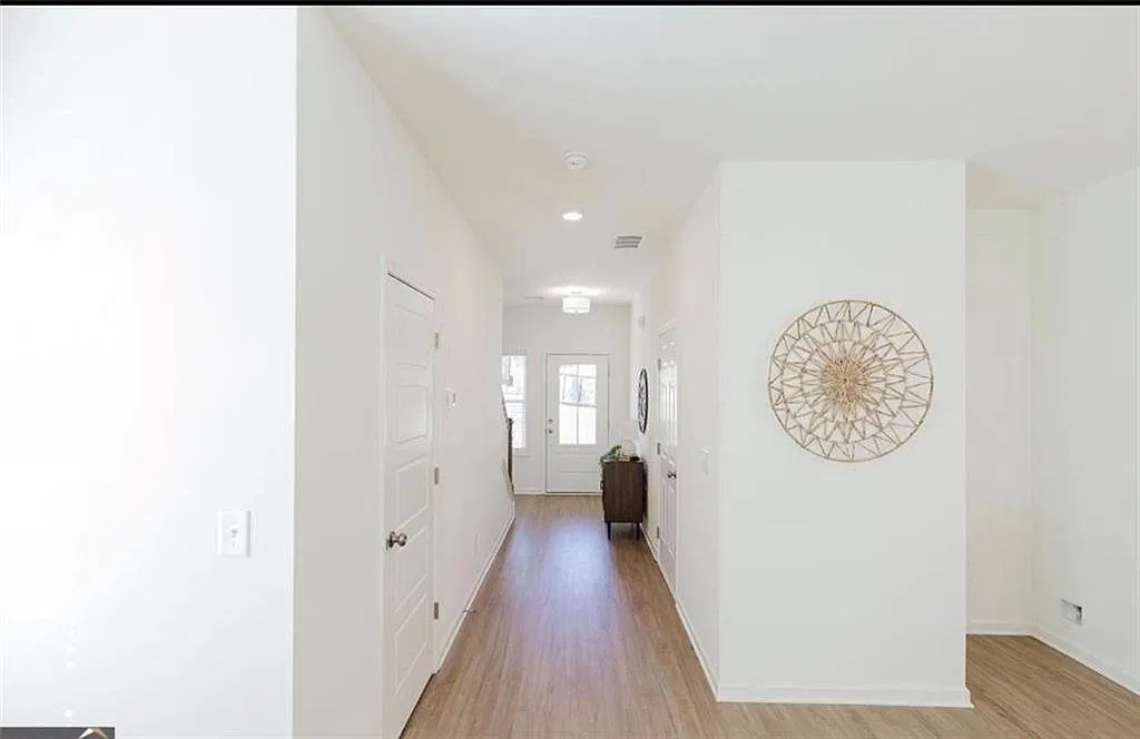 3 bed, 2.5 bath, 1805 sqft, $2,600 — Photo 2