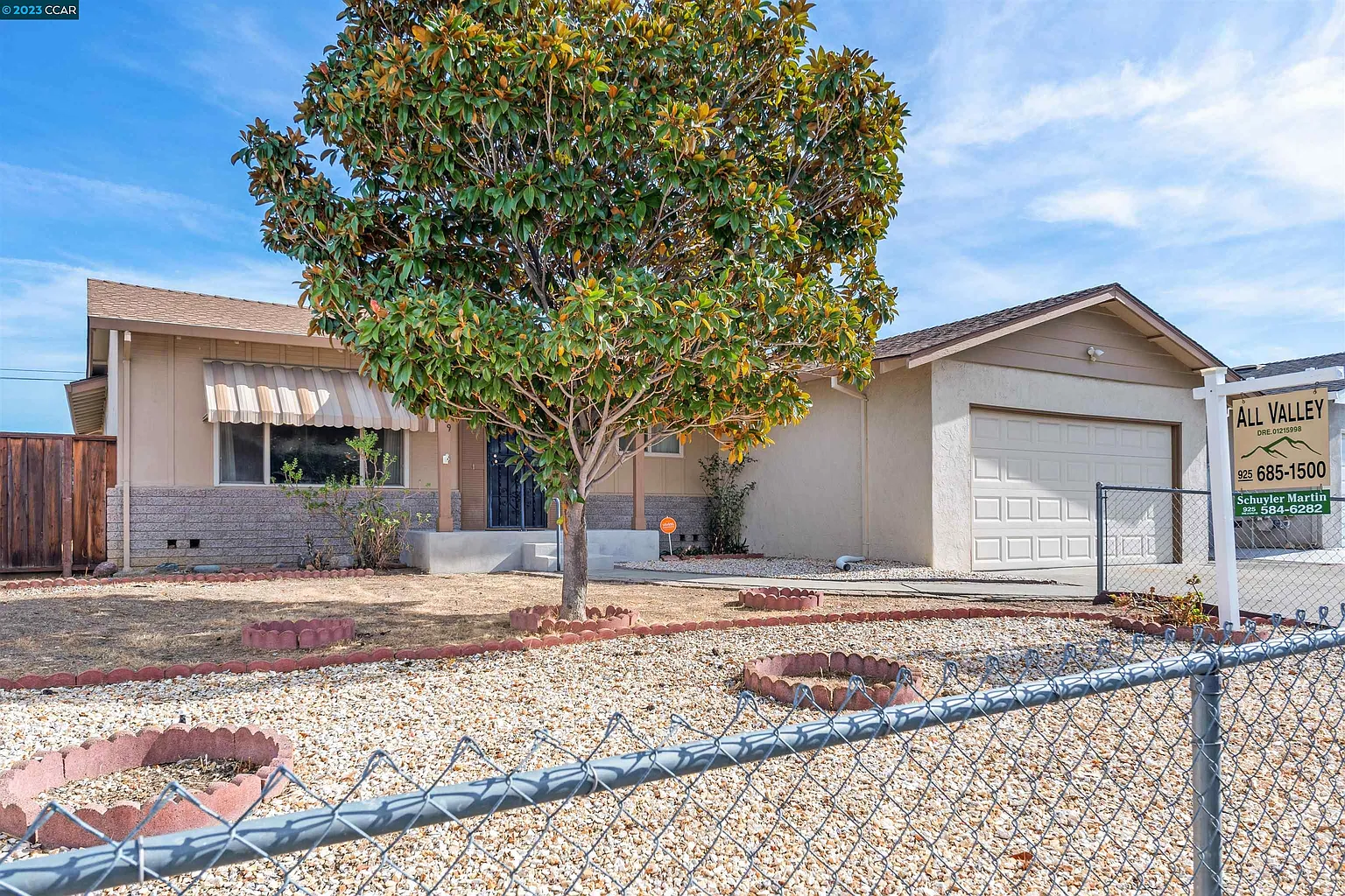 2809 Vista Way photo 1