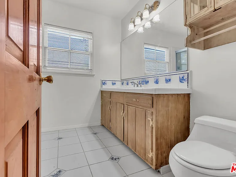 9322 Lasaine Ave — Photo 16