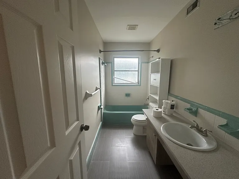 1720 Grove Dr — Photo 2