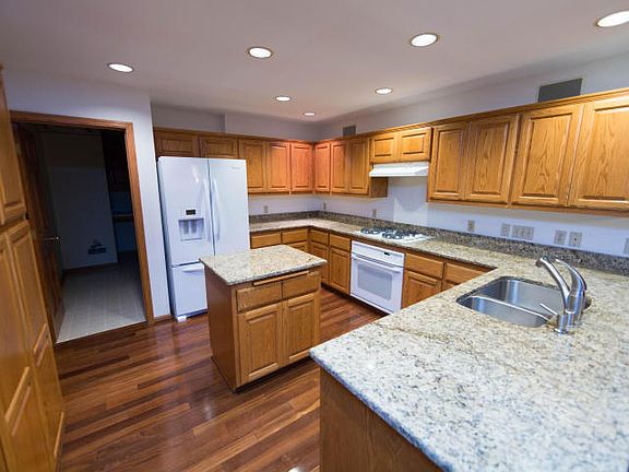 4th image of W136N6553 Cobblestone Dr