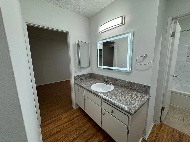 14220 Burbank Blvd — Photo 19