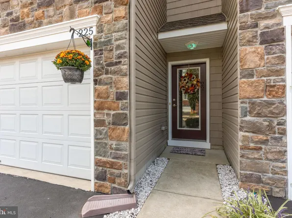 225 Saddlebrook Dr, Bensalem, PA 19020