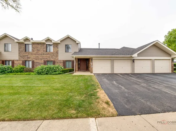 676 Cumberland Trl APT A2, Roselle, IL 60172
