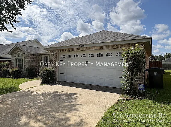 Beautiful 4 bedroom, 2 bath home for rent in Dothan, AL. This home features a fenced in backyard ... — Photo 3