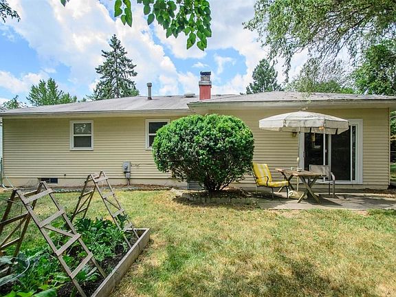 4th image of 8587 Canterberry Ct