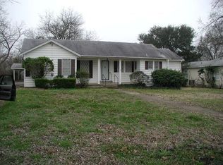 1921 W Lake Dr, Taylor, TX 76574