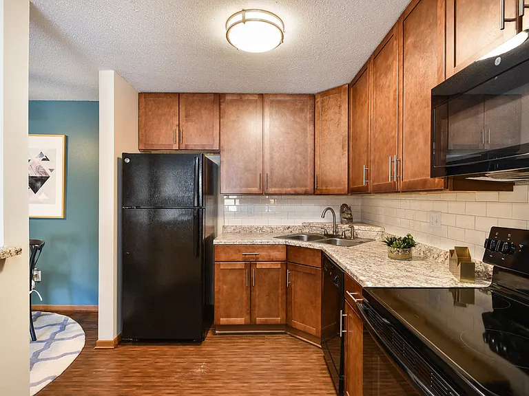 Minnetonka Hills Apartments — Photo 8
