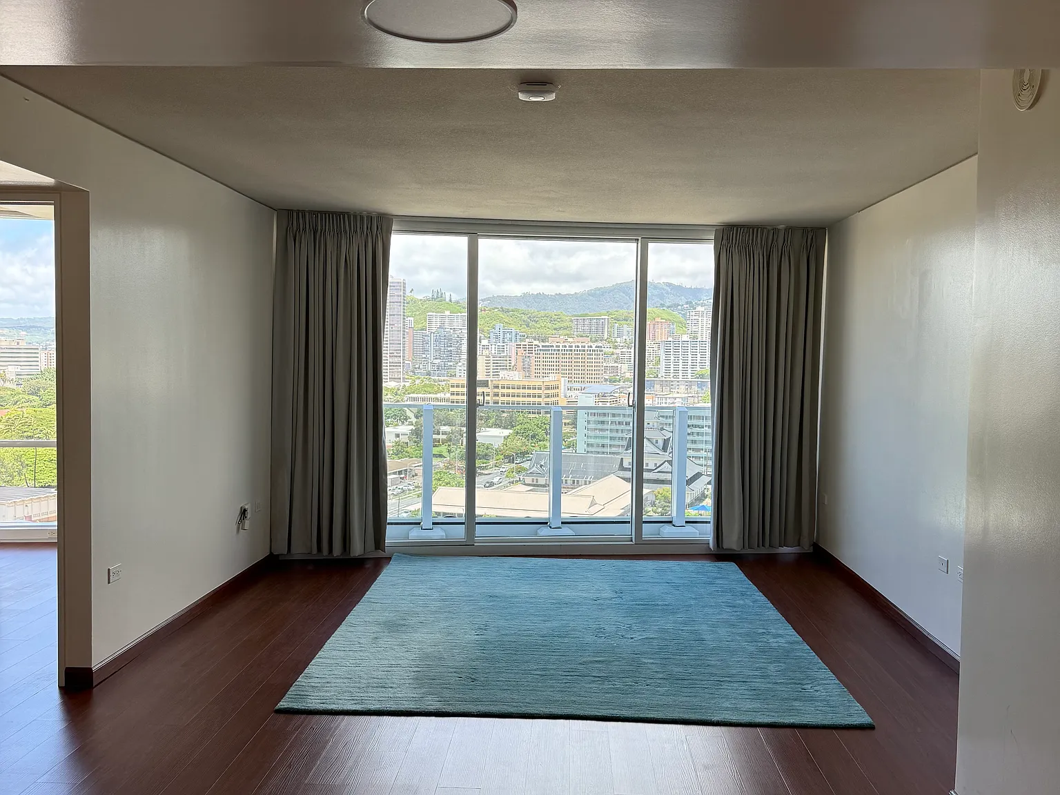 2 bed, 923 sqft, $3,700 — Photo 1