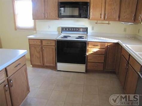 3rd image of 428 Waverly St