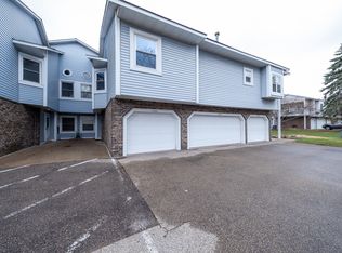 5302 Highpointe Dr, Bloomington, MN 55437