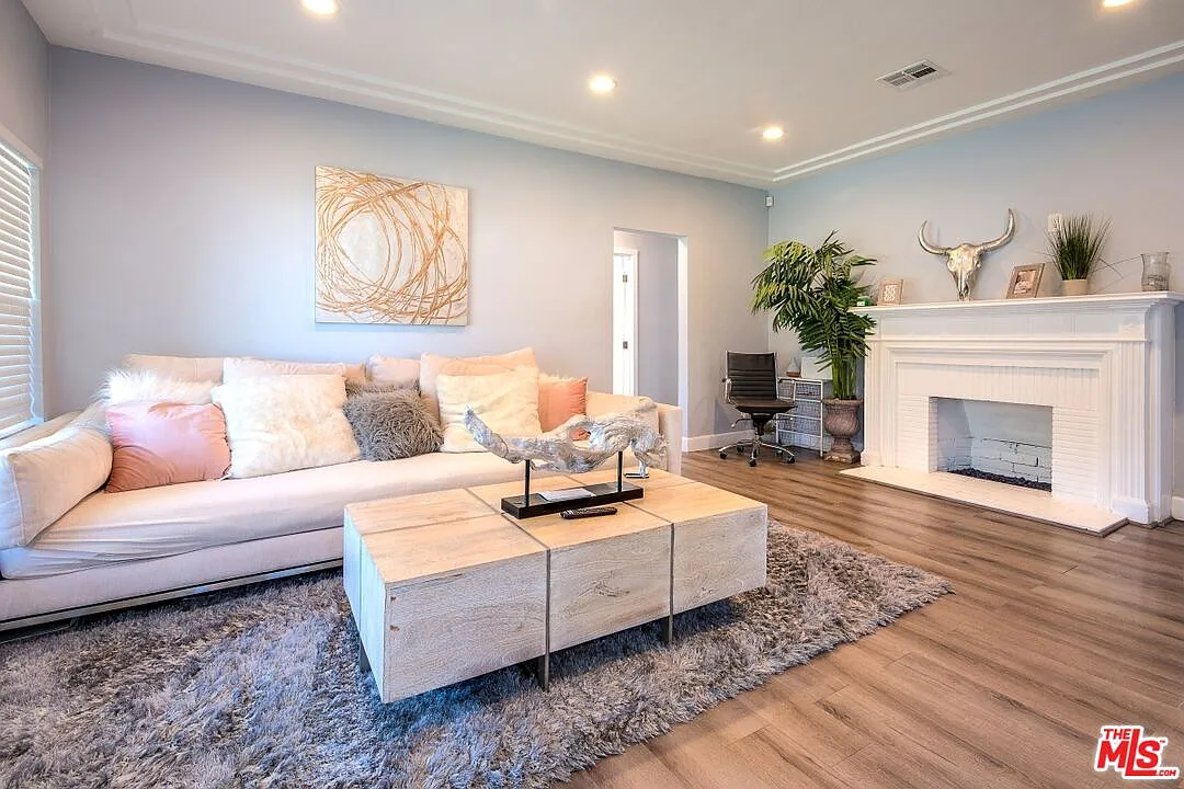 3 bed, 2.0 bath, 1306 sqft, $5,000 — Photo 1