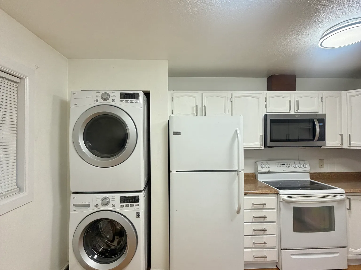 2 bed, 700 sqft, $1,600 — Photo 2