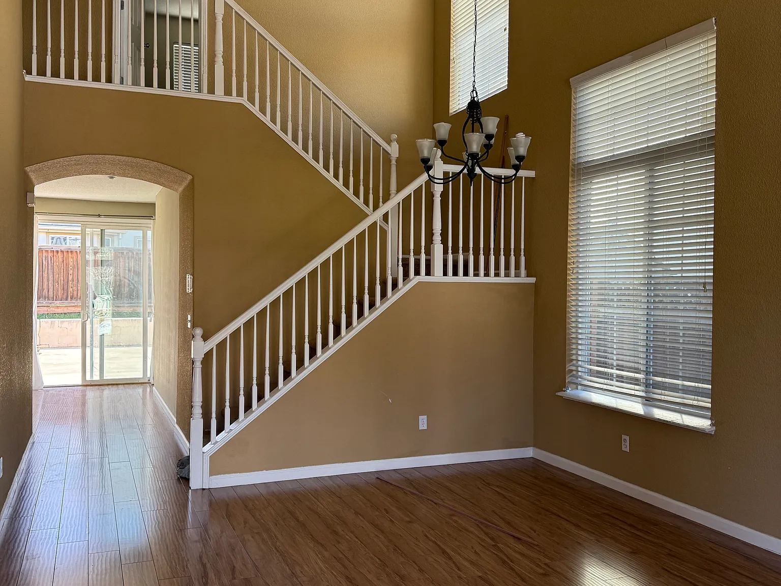 4 bed, 2.5 bath, 2270 sqft, $3,295 — Photo 3
