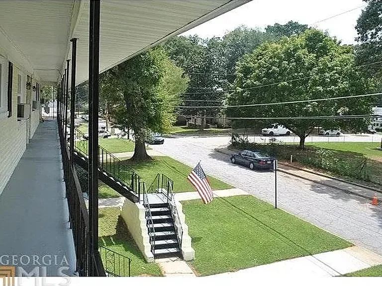 585 Marina St — Photo 3