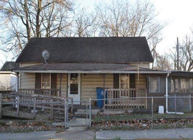 1st image of 904 W 9th St