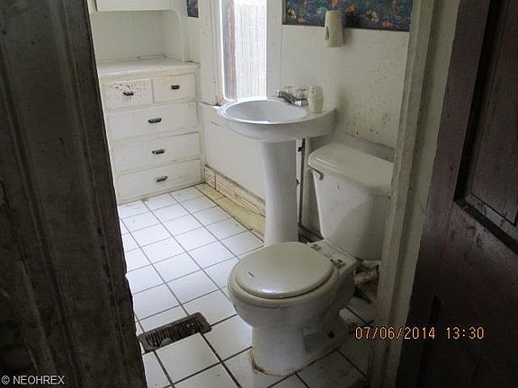 3rd image of 525 Columbia St