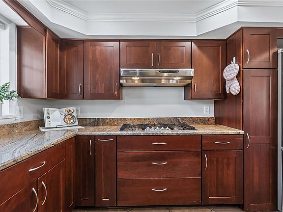 5th image of 340 Village Ln