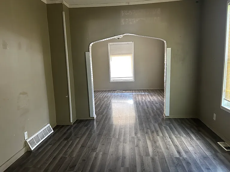 1104 SW Washburn Ave — Photo 2