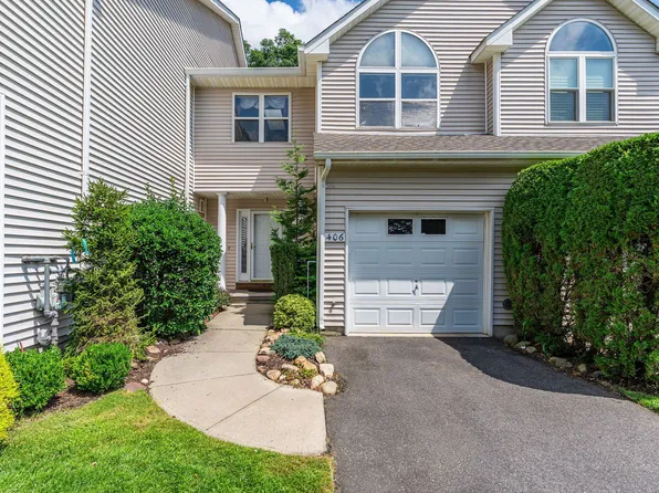 406 Willow Pond Dr, Riverhead, NY 11901