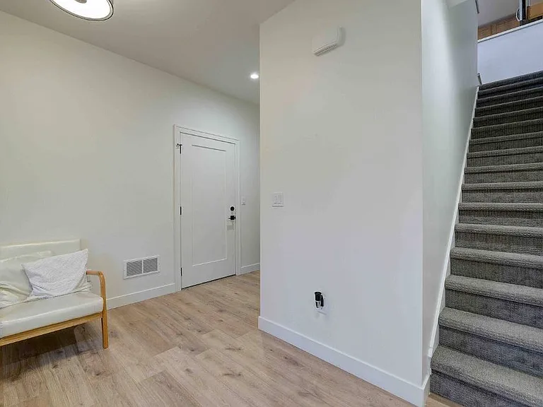 923 E Otjen St — Photo 2