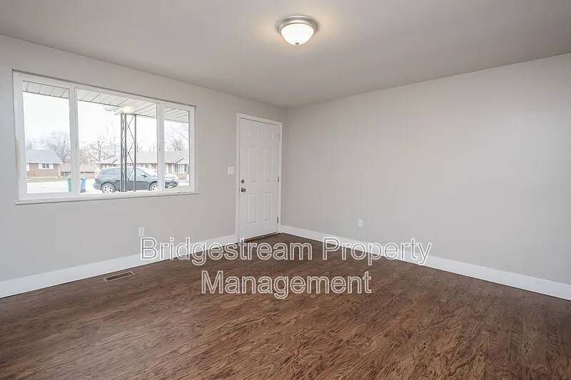 2 bed, 1.0 bath, $950 — Photo 4