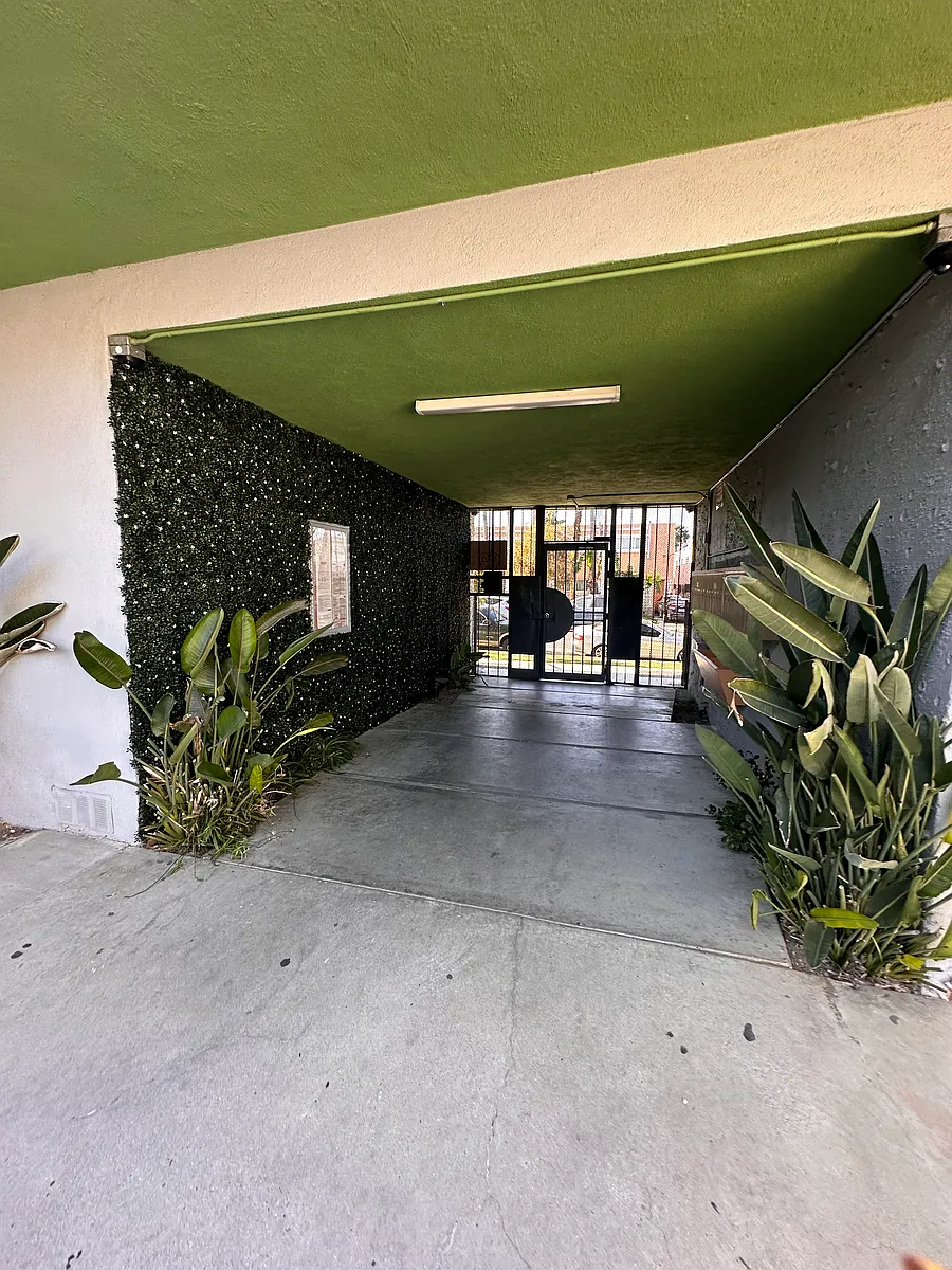 Front Entrance / Mail Area - 4828 August St #5