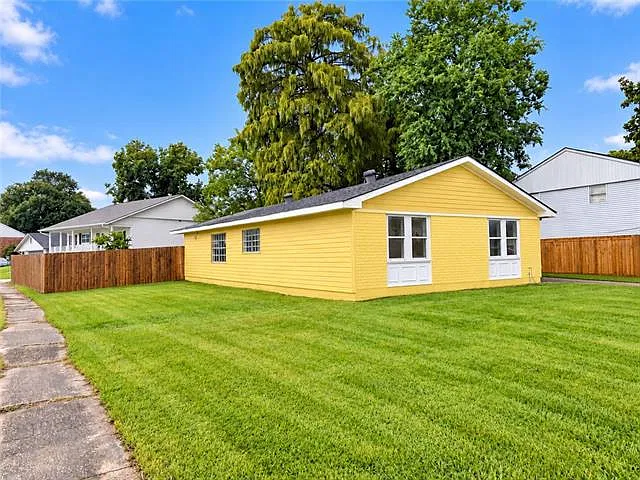 4 bed, 2.0 bath, 1880 sqft, $2,400 — Photo 2