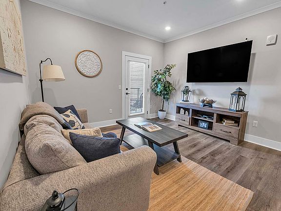 Pointe Grand Apartment Homes1