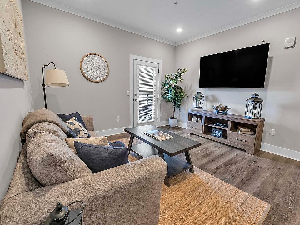 Pointe Grand Apartment Homes1