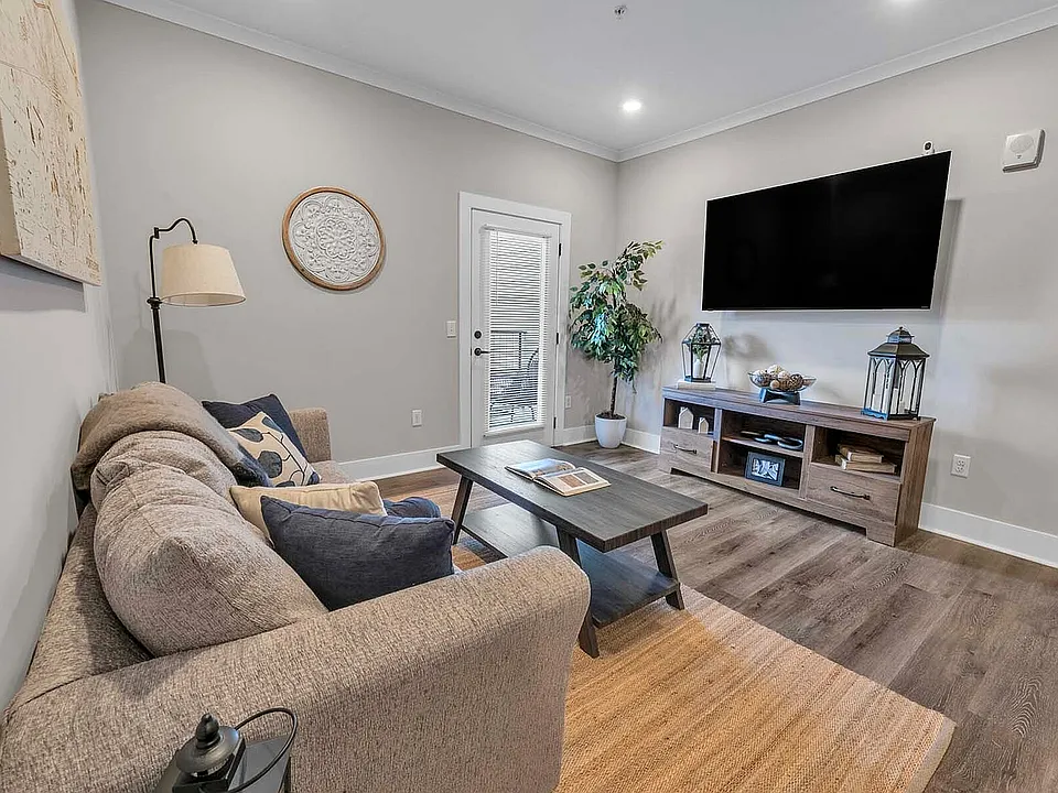Pointe Grand Apartment Homes1