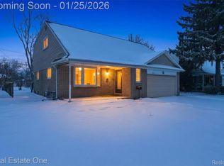 2811 Rhodes Dr, Troy, MI 48083