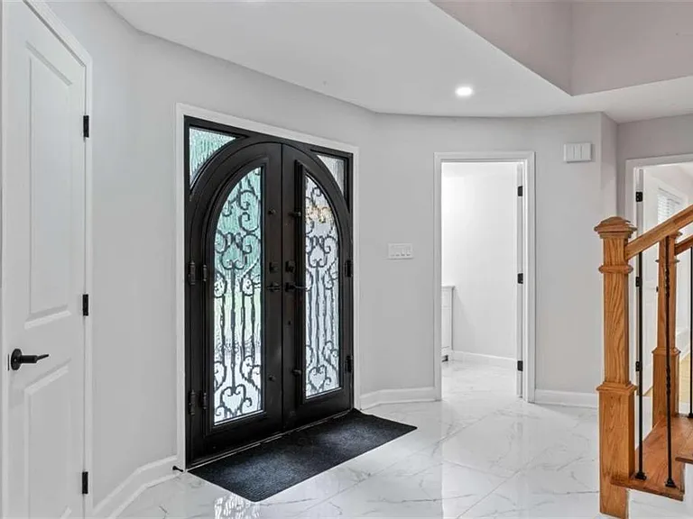 2023 Stoneleigh Dr — Photo 2
