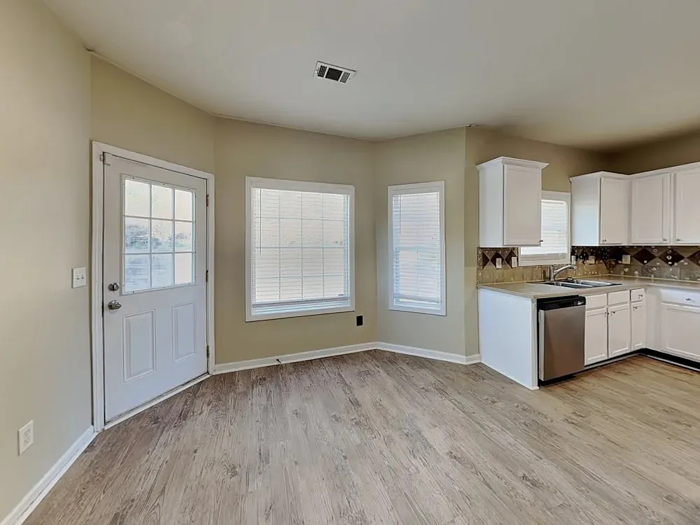 4 bed, 2.5 bath, 2820 sqft, $2,700 — Photo 4