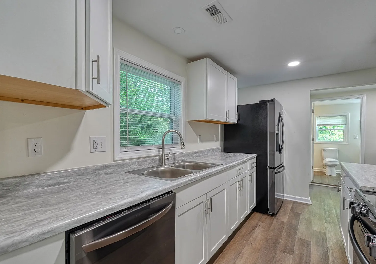 831 John B White Sr Blvd — Photo 2