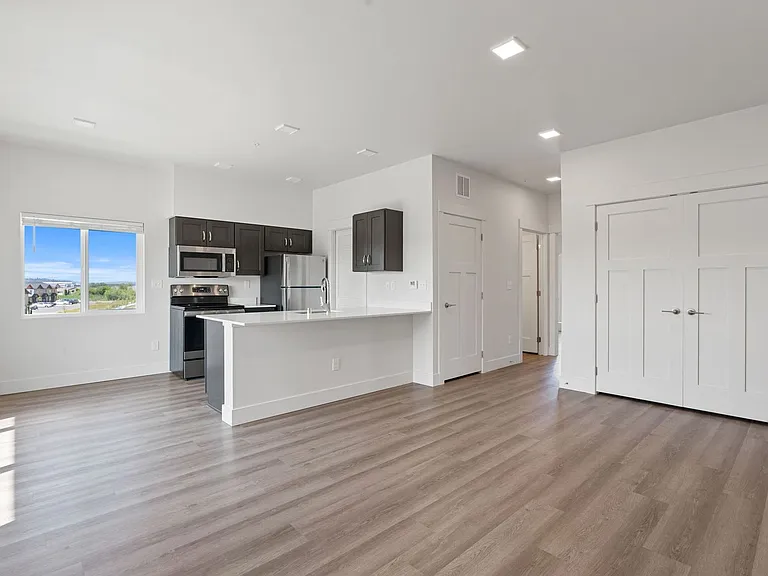 Fairways Apartments — Photo 38