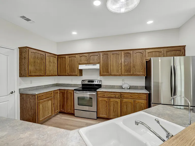 2116 Bentwood Dr — Photo 12
