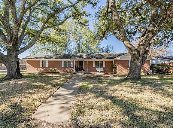 5th image of 1004 Royal Dr