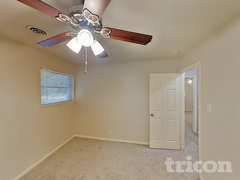 204 NW Jayellen Ave — Photo 8