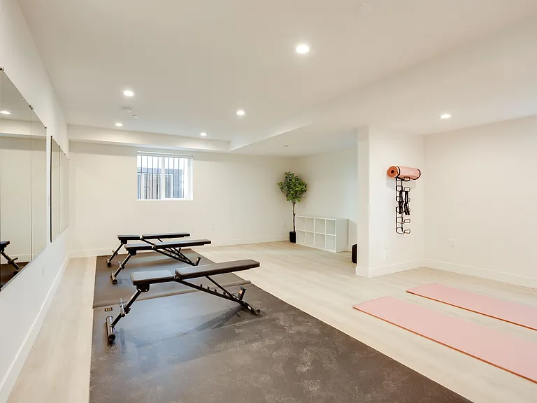 1224 W 37th Pl — Photo 22